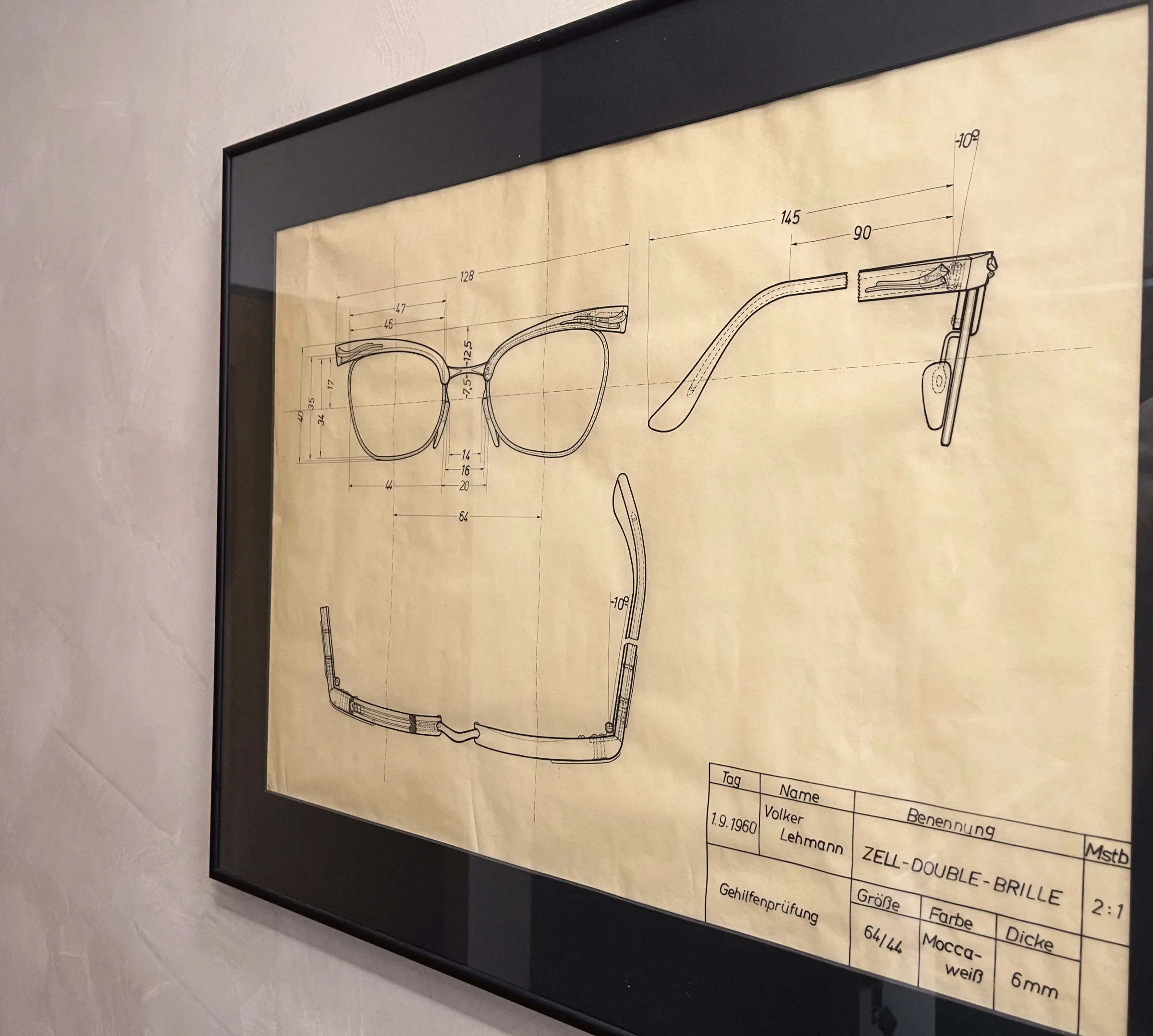 Eine gerahmte technische Zeichnung einer Brille aus einer Gehilfenprüfung von 1960.